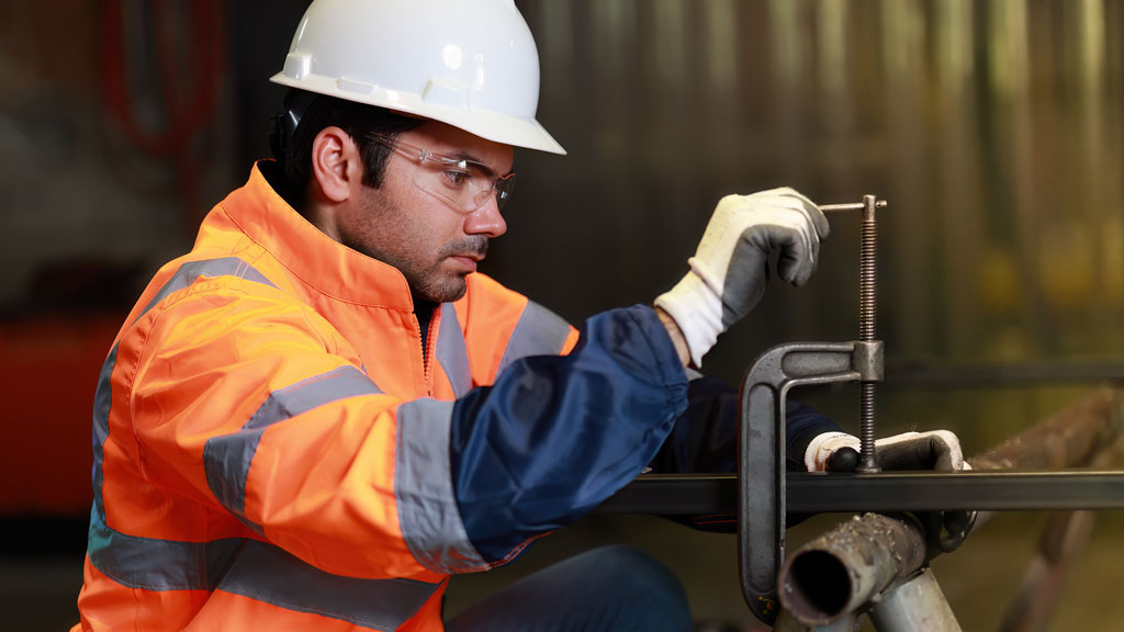 Poste à souder hors service sur établi d'atelier professionnel