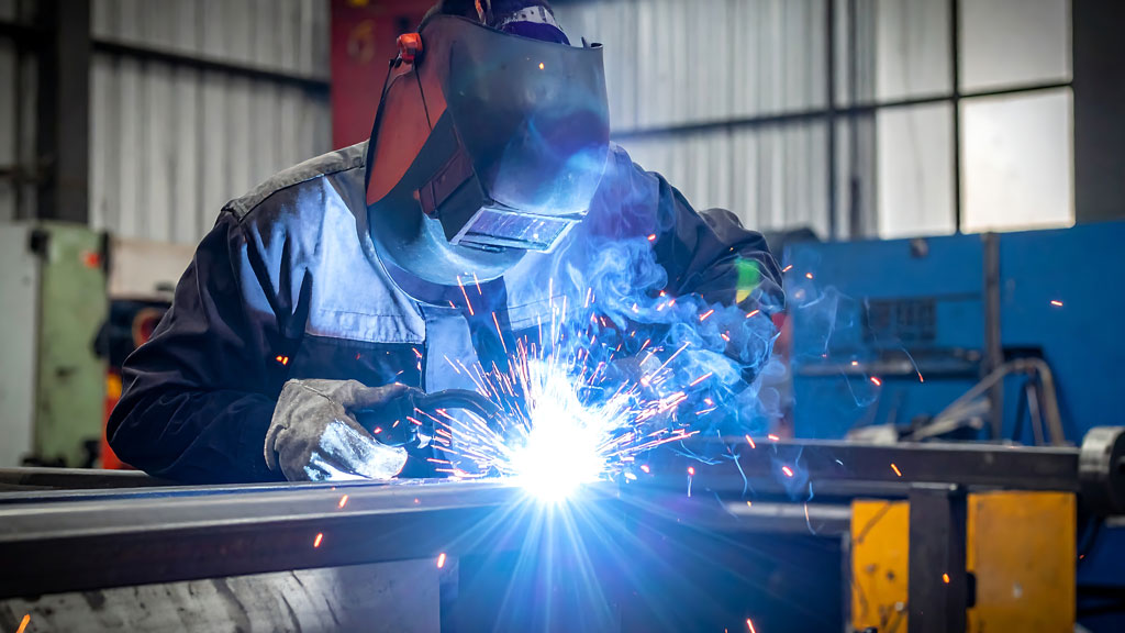 Poste à souder professionnel IGBT installé sur établi d'atelier avec câbles organisés